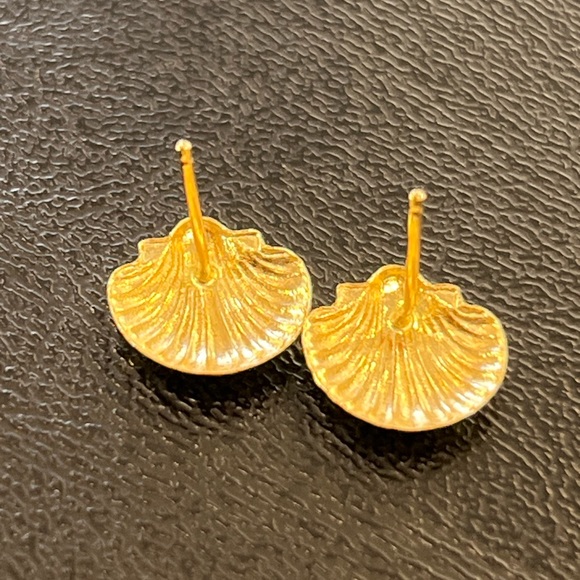 Shell Earrings 14 karat yellow gold studs - Picture 5 of 5